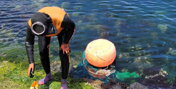 제주도가 2023년 신규 국비사업을 해녀의전당 건립을 추진하고 있다고 19일 밝혔다. 이 사업에 대해 문화재청은 국비지원 의지를 보이고 있지만, 기획재정부는 지방비 사업으로 추진하라는 의견을 제시하면서 난항이 예고된다. 제주시 구좌읍 김녕리 해상에서 한 해녀가 물질을 마치고 물가로 나오고 있다. 2022.7.6/뉴스1© News1