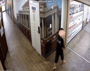 초등생이 건물 복도에 소변…부모에 전화했더니 "미친X" 욕설[영상 ...