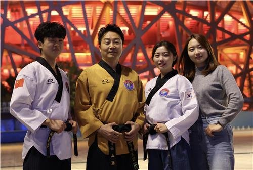 서원식 관장과 그의 자녀가 함께 포즈를 취한 장면 사진 왼쪽부터 아들, 서 관장, 둘째 딸과 큰딸. 자녀들 모두 태권도 시범단에서 활동하고 있다.[서 관장 제공]