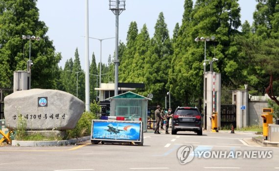 공군 여성 부사관 성추행 피해자 사망사건이 발생한 충남 서산 공군 20전투비행단 정문에서 9일 병사들이 출입 차량을 통제하고 있다. 국방부 검찰단과 국방부 조사본부는 이날 오전 8시 30분부터 공군 제20전투비행단 군검찰과 공군본부 검찰부, 공군본부 법무실 내 인권나래센터를 압수수색 중이다. 사진=연합뉴스