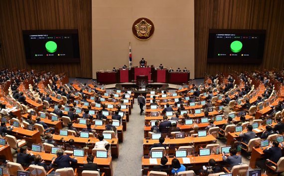 20일 오전 서울 여의도 국회에서 열린 제398회 국회(임시회) 제2차 본회의에서 민생경제안정 특별위원회 구성의 건이 가결되고 있다. 사진=서동일 기자