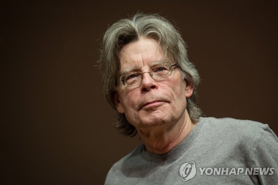 작가 스티븐 킹 epa06203664 (FILE) - US witer Stephen King onstage during the presentation of his new book 'Doctor Sleep' at the Congress Centrum in Hamburg, Germany, 20 November 2013. Stephen King turns 70 on 21 September 2017. EPA/MAJA HITIJ GERMANY OUT *** Local Caption *** 51111798