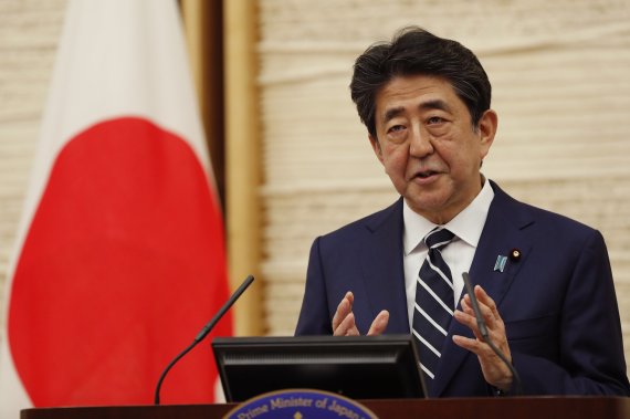 아베 신조 전 일본 총리가 재임 중이던 지난 2020년5월25일 총리 관저에서 기자회견을 가지고 있다. 뉴시스
