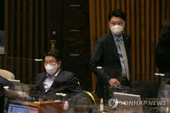 국민의힘 권성동 당대표 직무대행 겸 원내대표가 20일 오전 국회에서 열린 본회의에 참석한 가운데 장제원 의원이 그 뒤를 지나가고 있다. 2022.7.20 [국회사진기자단]