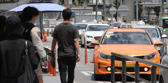 회식보다 무서운 택시대란.. '탄력요금제' 하면 택시기사들 돌아올까