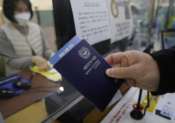 세계에서 가장 힘 있는 여권 2위 '한국'... 1위는?