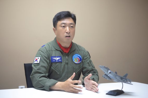 KF-21 보라매 첫 시험 비행 임무를 성공리에 마친 한국형전투기 통합시험팀 소속 안준현 소령(공사 54기·공군 제52시험평가전대). "최초 시험비행 조종사라는 타이틀에 크게 의미를 두고 싶지는 않다. 앞으로 다가올 시험비행과 이후 해야 할 임무들이 더 중요하다”고 말했다. 엄격한 선발 과정을 거쳐 KF-X 시험비행조종사 초도요원으로 선발, KF-21 최초비행 조종사로 발탁됐다. 개발단계 항공기 탑승엔 ‘X-1’ (eXperimental 실험적인의 약자) 자격 취득이 필수적으로 알려졌다. 사진=방위사업청 제공