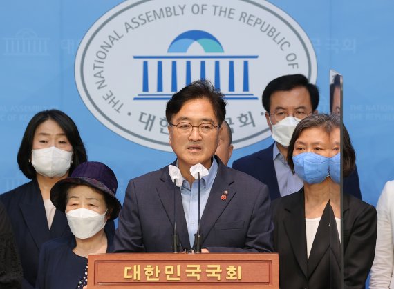 우원식 더불어민주당 의원이 20일 오전 서울 여의도 국회 소통관에서 민주유공자법 정기 국회 통과 촉구 기자회견을 하고 있다. 공동취재, 뉴스1.