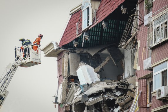 [톈진=AP/뉴시스] 19일 중국 톈진의 가스폭발 현장에서 구조대원들이 건물 내부를 살펴보고 있다. 이번 사고로 1명이 숨지고, 12명이 다쳤으며 3명이 실종됐다. 2022.07.20