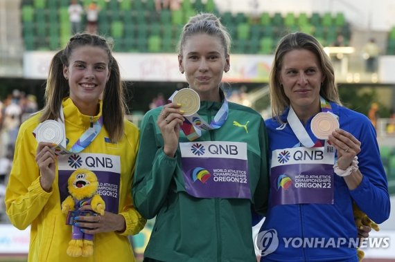 여자 높이뛰기 메달리스트 Gold medalist Eleanor Patterson, of Australia, center, stands with silver medalist Yaroslava Mahuchikh, of Ukraine, left, and bronze medalist Elena Vallortigara, of Italy, during a medal ceremony for the women's high jump final at the World Athletics Championships on Tuesday, July 19, 