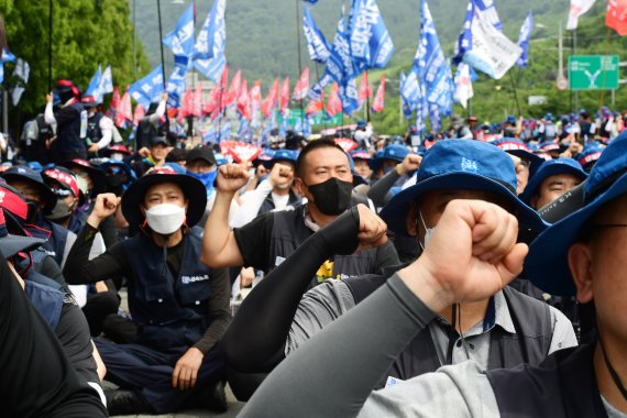 [거제=뉴시스] 차용현 기자 = 20일 오후 민주노총 금속노조 경남지부 영남·호남권 조합원들이 경남 거제 대우조선해양 옥포조선소 정문 앞에서 정부의 대우조선해양 하청노조 파업 현장에 대한 공권력 투입을 저지하기 위한 총파업 결의대회를 열고 있다. 2022.07.20. con@newsis.com