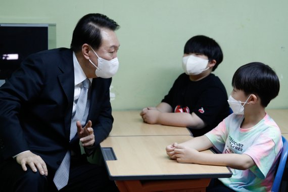 윤석열 대통령이 19일 오후 서울 종로구 참신나는학교 지역아동센터를 찾아 씨앗반(초등학교 1~2학년) 어린이들의 질문에 답하고 있다. 대통령실사진기자단 2022.7.19/뉴스1 © News1 안은나 기자