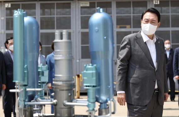 윤석열 대통령이 지난달 22일 경남 창원 성산구 두산에너빌리티 원자력 공장을 방문해 한국형 원자로 APR1400 축소 모형을 살펴보고 있다. (대통령실 제공) 사진=뉴스1