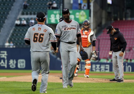 [서울=뉴시스] 고승민 기자 = 21일 서울 잠실야구장에서 열린 2022 KBO 리그 한화 이글스 대 LG 트윈스 경기, 3회말 LG 공격 때 한화 선발투수 라미레즈가 교체돼 덕아웃으로 향하고 있다. 2022.06.21. kkssmm99@newsis.com