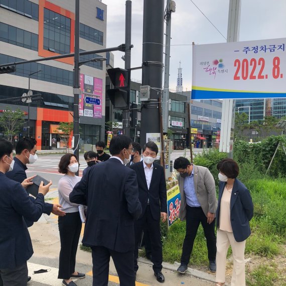 김민철 더불어민주당 의정부을 국회의원이 고산초 학부모들과 통학로 주변 신호체계를 점검하고 어린이보호구역 설치를 관계자들에게 당부하는 모습 © 뉴스1