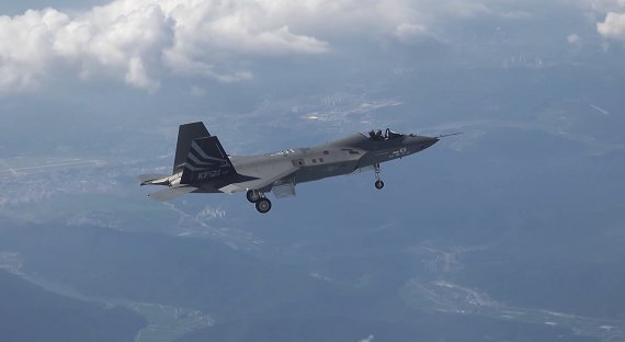 경남 사천 인근 공군 제3훈련비행단 활주로에서 이륙한 KF-21 보라매가 상공에서 19일 최초비행을 실시중인 모습. 이날 비행에는 FA-50 2대와 T-50 1대도 함께 비행에 나서 KF-21의 비행능력과 무장, 항전장비 상태 등의 점검과 통제를 지원했다. 개발이 완료된 KF-21은 향후 '블록 3'로 진화적 개발 단계를 거치면서 완전 매립형 내부 무장창을 갖춘 5세대 스텔스 전투기 혹은 그 이상의 성능을 갖춘 전투기로 개량해나갈 것을 염두에 두고 설계된 것으로 알려졌다. 사진=방위사업청 제공(영상 캡처)