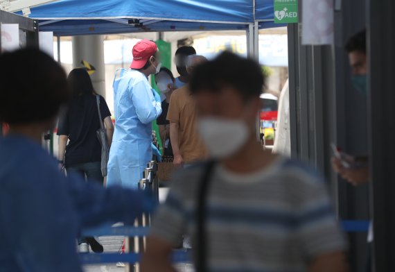 충북지역 신종 코로나바이러스 감염증(코로나19) 확진자가 83일 만에 2000명대를 돌파하면서 각 지자체가 방역대책 마련에 고심하고 있다.(사진은 기사 내용과 무관함) / 뉴스1 © News1