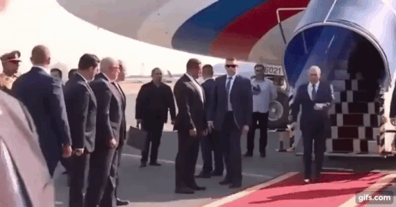 이란에 도착해 걷는 블라디미르 푸틴 러시아 대통령/사진=트위터 갈무리