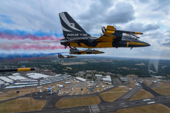 2022년 7월 18~20일 영국 판보로 공항에서 개최되는 '판보로 에어쇼'에서 대한민국 공군의 특수비행팀 블랙이글스가 Fly-by 편대비행을 선보이고 있다.<div id='ad_body3' class='mbad_bottom' ></div> 사진=공군 제공