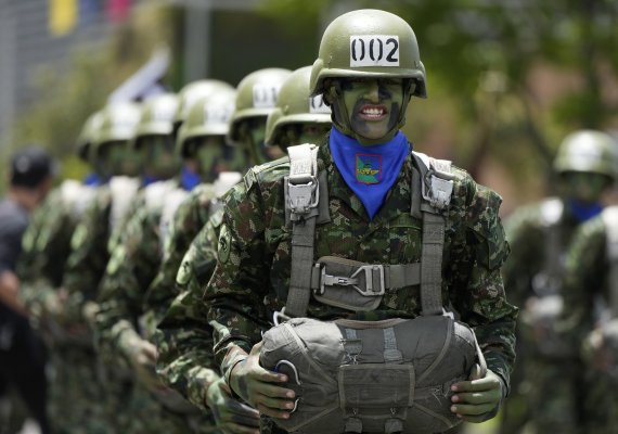 [보고타=AP/뉴시스] 콜롬비아 공수부대원들이 20일(현지시간) 보고타에서 제212주년 독립기념일 퍼레이드에 참석해 행진하고 있다. 2022.07.21.