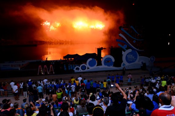 21일 충북 충주시는 2022 충주호수축제 기간 매일 밤 탄금호를 무대로 볼꾳 쇼가 열린다고 밝혔다. 사진은 2013충주세계조정선수권대회 개회식 불꽃놀이.(자료사진)/뉴스1