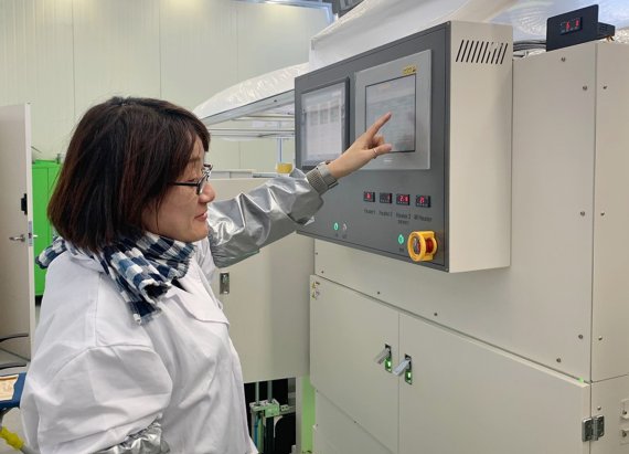 韓国エネルギー研究所の研究チームは、逆電気透析-逆浸透融合技術のベース材料である膜形成装置をチェックします。 エネルギー技術研究所提供