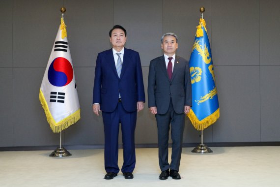 윤석열 대통령(왼쪽)과 이종섭 국방부 장관. 사진=대통령실 사진기자단