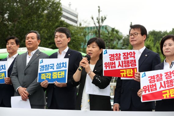 더불어민주당 윤석열정권 경찰장악 저지 대책단 서영교 단장이 21일 오전 서울 용산구 대통령 집무실 앞에서 '윤석열 정부 경찰 장악 규탄 기자회견'에서 발언하고 있다. 2022.7.21 [국회사진기자단]