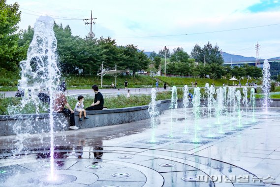 의왕 학의천 분수대 ‘폭염 사냥’ 선사