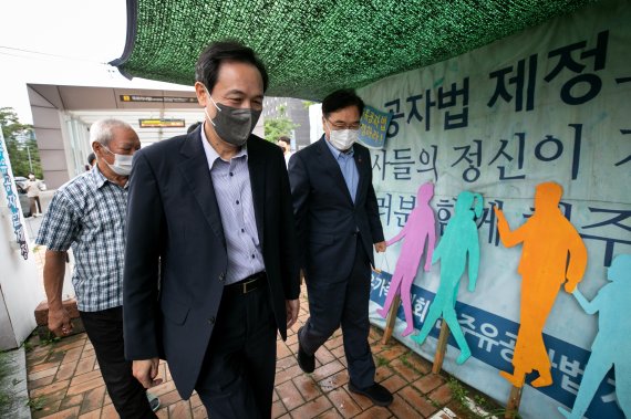 우상호 비대위원장, 민주유공자법 제정 촉구 농성장 방문 (서울=연합뉴스) 백승렬 기자 = 더불어민주당 우상호 비상대책위원장과 우원식 의원이 21일 오전 서울 여의도 국회 정문 앞에서 '민주유공자법 제정'을 촉구하며 9개월째 농성 중인 전국민족민주유가족협의회(유가협)와 민주유공자법제정추진단의 천막농성장을 방문하고 있다. 2022.7.21 /사진=연합 지면화상