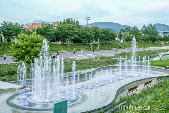 의왕 학의천 분수대 ‘폭염 사냥’ 선사