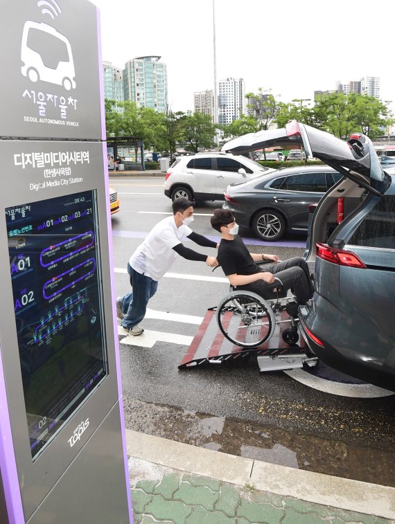 이날 서울시는 '자율주행자동차 시범운행지구'인 상암동에 유상운송 자율차를 현재 4대에서 7대로 늘리고 신규 운행하는 차량에 교통약자들을 위한 자율차도 첫 선을 보인다고 밝혔다.