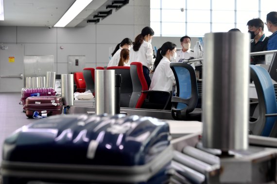 [무안=뉴시스] 이영주 기자 = 14일 오전 국제선 운항이 재개된 전남 무안군 무안국제공항에서 여행객들의 캐리어가 옮겨지고 있다. 2022.07.14. leeyj2578@newsis.com