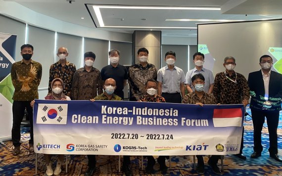 '한-인니 클린 에너지 비즈니스 포럼' (자카르타=연합뉴스) 21일 인도네시아 자카르타 머큐어 호텔에서 한국생산기술연구원과 레미가스 공동 주최로 열린 '한-인니 클린 에너지 비즈니스 포럼' 참석자들이 기념촬영을 하고 있다. 2022.7.21 photo@yna.co.kr [한국생산기술연구원 제공. 재판매 및 DB 금지]