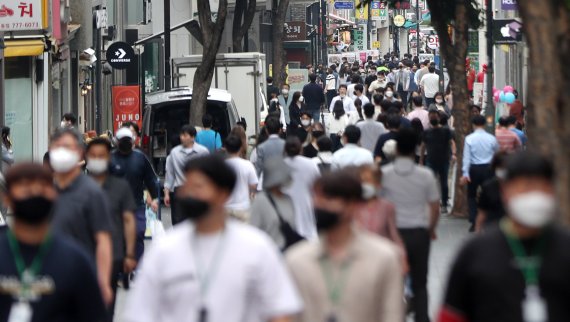 [서울=뉴시스] 추상철 기자 = 서울 중구 명동거리에서 직장인들이 점심식사를 위해 이동하고 있다. 2022.06.09. scchoo@newsis.com