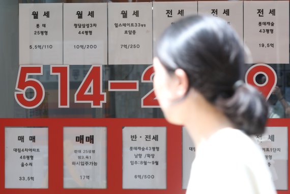 [서울=뉴시스] 조수정 기자 = 서울 강남구 한 공인중개사무소에 붙어있는 매물게시판. 2022.07.18. chocrystal@newsis.com