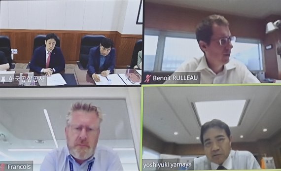 [서울=뉴시스] 정병혁 기자 = 윤형중 한국공항공사 사장이 21이 서울 강서구 한국공항공사에서 화상으로 열린 간사이 국제공항과의 화상간담회에서 야마야 요시유키 간사이 공항그룹 대표, 브느와 흘로 간사이 공항그룹 공동대표와 대화를 나누고 있다. (사진=한국공항공사 제공) 2022.07.21. photo@newsis.com *재판매 및 DB 금지