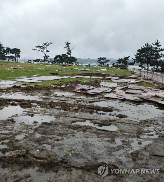 공연 끝난 뒤 엉망 된 경포호수 잔디광장 공연 끝난 뒤 엉망된 경포호수 잔디광장 (강릉=연합뉴스) 지난 18일 모 방송사의 유명 음악프로그램 녹화가 이뤄진 강릉시 경포호수 잔디광장이 21일 오후 쓰레기가 치워지지 않은 채 나뒹굴고 잔디는 크게 훼손돼 있다. [독자 제공. 재판매 및 DB 금지] 2022.7.21 photo@yna.co.kr (끝)