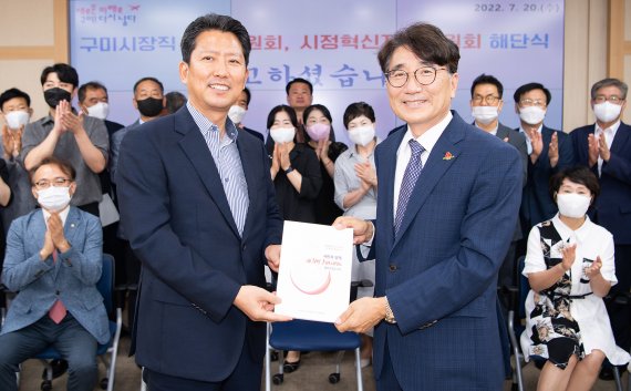 김장호 구미시장(왼쪽)이 20일 전우헌 구미시장직 인수위원장으로부터 인수위가 마련한 활동보고서를 전달받고 있다. (구미시 제공)2022.7.21/© 뉴스1