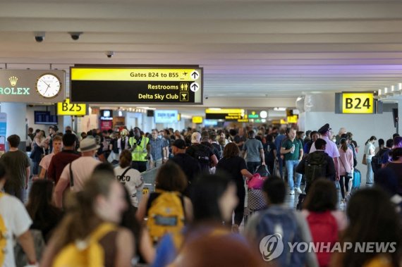 독립기념일 기간 여행객으로 붐비는 뉴욕 JFK 공항. /연합뉴스