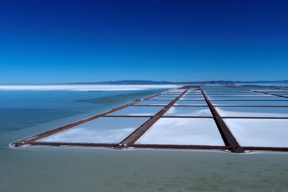 지난 3월 26일 볼리비아 유우니 소금사막 인근에서 촬영된 리튬 채취용 소금물 증발 시설.로이터연합뉴스