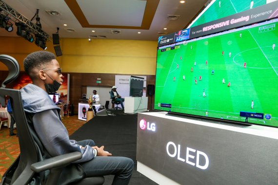 LG OLED TV로 게임을 즐기고 있는 모습. (LG전자 제공) 2021.11.29/뉴스1