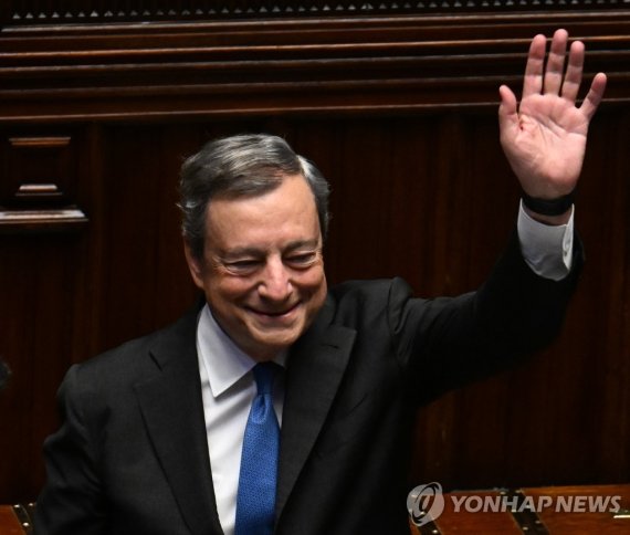 21일(현지시간) 이탈리아 의원들에게 작별 인사하는 마리오 드라기 총리 (220721) -- ROME, July 21, 2022 (Xinhua) -- Italian Prime Minister Mario Draghi waves to lawmakers at the end of his address at the lower house of parliament in Rome, Italy, July 21, 2022. Italian Prime Minister Mario Draghi on Thursday officially resigned, re
