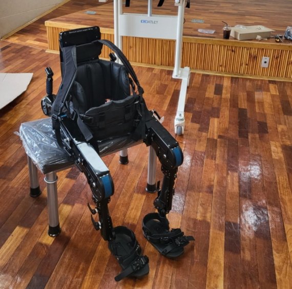 22일 강릉시는 산업통상자원부가 지원하는 ‘2022년 로봇 활용 사회적 약자 편익지원사업’에 최종 선정, 웨어러블 로봇을 입고 보행 훈련하는 프로그램을 8월부터 본격 가동한다고 밝혔다. 사진=강릉시 제공