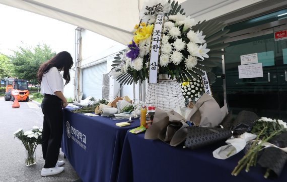 인하대학교 캠퍼스에서 같은 학교 재학생을 성폭행한 뒤 건물에서 추락해 숨지게 한 사건이 발생한 가운데 지난 17일 오전 인천광역시 인하로 인하대학교에 마련된 추모공간에서 한 학생이 추모를 하고 있다. /뉴스1