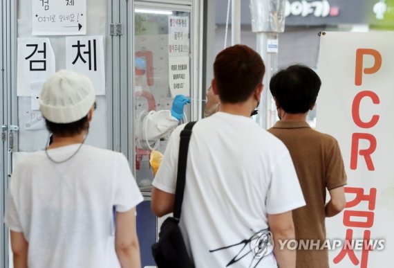 지난15일 인천시 미추홀구 주안역 앞 선별진료소에서 시민들이 검체 검사를 기다리고 있다. 연합뉴스 제공.