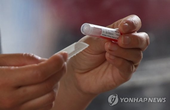 코로나19 재확산 코로나19 재확산 (서울=연합뉴스) 한상균 기자 = 20일 마포구보건소 선별진료소에서 한 시민이 검사를 기다리고 있다. 최근 신규 확진자 수는 1주일 전보다 두배로 증가하고 있다. 19일 오후 9시까지 전국에서 7만명대의 신규 확진자가 발생했다. 2022.7.20 xyz@yna.co.kr (끝)