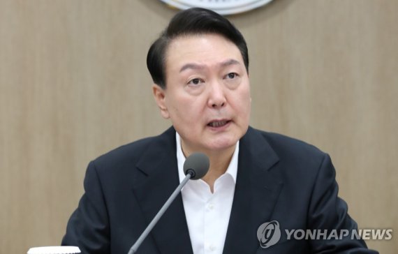 윤석열 대통령이 19일 오전 서울 용산 대통령실 청사에서 열린 국무회의에서 발언을 하고 있다.<div id='ad_body3' class='mbad_bottom' ></div>