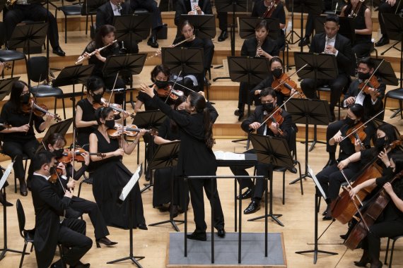 [서울=뉴시스]지난 21일 서울 송파구 롯데콘서트홀에서 열린 '김은선의 드보르자크 신세계 교향곡' 공연 사진. (사진=서울시립교향악단 제공) 2022.07.22. photo@newsis.com *재판매 및 DB 금지