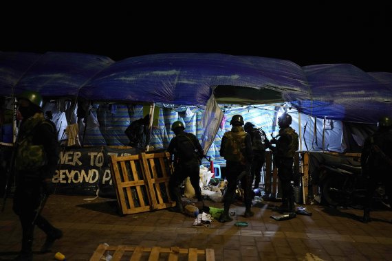 [콜롬보=AP/뉴시스] 22일(현지시간) 스리랑카 콜롬보 대통령비서실 외곽 시위캠프 현장에서 경찰이 시위대 텐트를 철거하고 있다. 스리랑카 경찰은 이날 밤 반정부 시위대 캠프를 급습해 텐트를 철거했다. 2022.07.22.